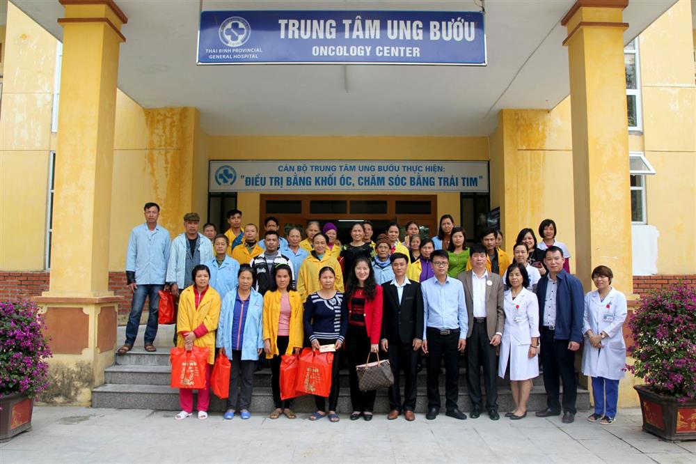 Tập đoàn Hương Sen trao tặng 300 suất quà cho bệnh nhân tại Thái Bình